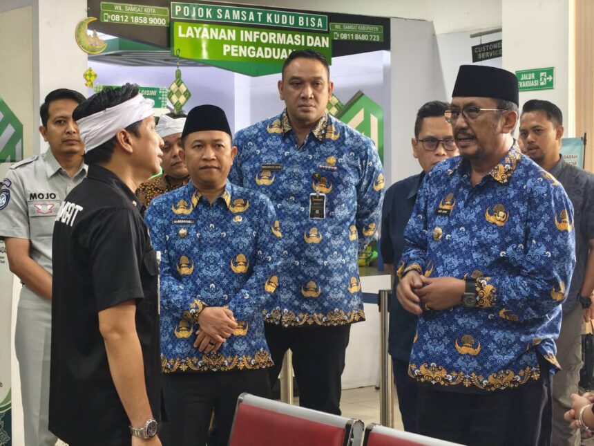 Bupati Sukabumi Asep Japar meninjau pelayanan pajak di Samsat Cibadak. (Prima Meidiandi/Telusurbisnis)