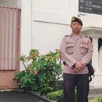 Petugas melakukan pengamanan gereja dalam program Minggu Kasih Polsek Baros. (Prima Meidiandi/Telusurbisnis)