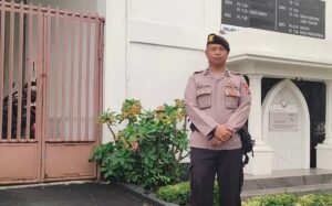 Petugas melakukan pengamanan gereja dalam program Minggu Kasih Polsek Baros. (Prima Meidiandi/Telusurbisnis)