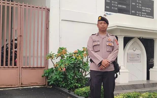 Petugas melakukan pengamanan gereja dalam program Minggu Kasih Polsek Baros. (Prima Meidiandi/Telusurbisnis)