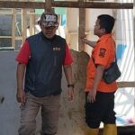 Warga membongkar bangunan menjorok ke sungai karena diduga pemicu terjadinya banjir. (Prima Meidiandi/Telusurbisnis)