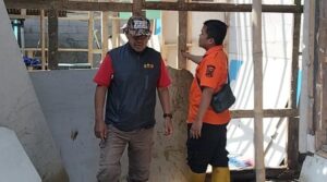 Warga membongkar bangunan menjorok ke sungai karena diduga pemicu terjadinya banjir. (Prima Meidiandi/Telusurbisnis)