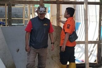 Warga membongkar bangunan menjorok ke sungai karena diduga pemicu terjadinya banjir. (Prima Meidiandi/Telusurbisnis)