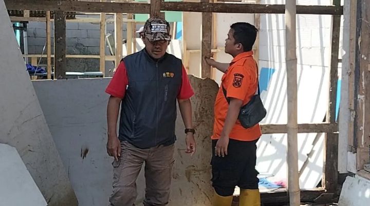 Warga membongkar bangunan menjorok ke sungai karena diduga pemicu terjadinya banjir. (Prima Meidiandi/Telusurbisnis)