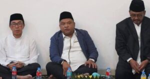 Ketua DPRD Budi Azhar Mutawali (tengah) bersama Bupati Asep Japar (kanan) dalam kegiatan Lailatul Ijtima untuk Sukabumi Mubarakah. (Prima Meidiandi/Telusurbisnis)