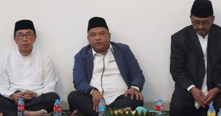 Ketua DPRD Budi Azhar Mutawali (tengah) bersama Bupati Asep Japar (kanan) dalam kegiatan Lailatul Ijtima untuk Sukabumi Mubarakah. (Prima Meidiandi/Telusurbisnis)