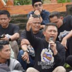 Wabup Sukabumi H. Andreas mengacungkan jempol di acara Mayday. (Prima Meidiandi/Telusurbisnis)