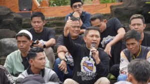 Wabup Sukabumi H. Andreas mengacungkan jempol di acara Mayday. (Prima Meidiandi/Telusurbisnis)