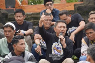 Wabup Sukabumi H. Andreas mengacungkan jempol di acara Mayday. (Prima Meidiandi/Telusurbisnis)