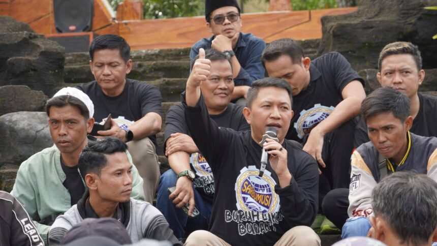 Wabup Sukabumi H. Andreas mengacungkan jempol di acara Mayday. (Prima Meidiandi/Telusurbisnis)
