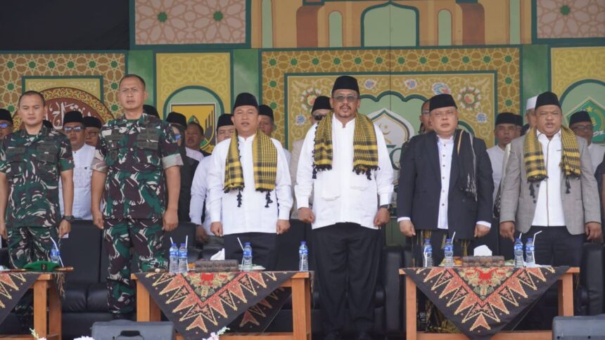 Bupati Sukabumi Asep Japar (kanan) didampingi Wabup Andreas (kiri) saat membuka MTQ XLVII Kabupaten Sukabumi. (Prima Meidiandi/Telusurbisnis)