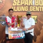 Penyerahan piala juara pertama turnamen sepak bola antar desa HUT Desa Ujunggenteng bertajuk Se Alam Dunia. (Prima Meidiandi/Telusurbisnis)