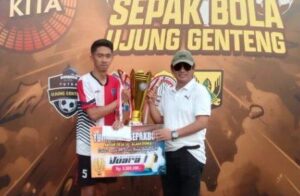Penyerahan piala juara pertama turnamen sepak bola antar desa HUT Desa Ujunggenteng bertajuk Se Alam Dunia. (Prima Meidiandi/Telusurbisnis)