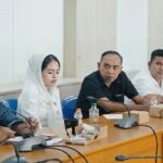 Barisan Pejuang Demokrasi (BAPEKSI) PAC Palabuhanratu audiensi dengan Komisi II DPRD Sukabumi terkait tower tak berizin, di ruang Banmus. (Prima Meidiandi/Telusurbisnis)
