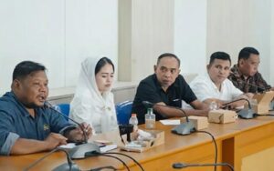 Barisan Pejuang Demokrasi (BAPEKSI) PAC Palabuhanratu audiensi dengan Komisi II DPRD Sukabumi terkait tower tak berizin, di ruang Banmus. (Prima Meidiandi/Telusurbisnis)