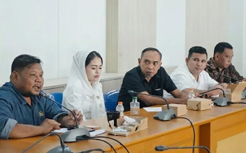 Barisan Pejuang Demokrasi (BAPEKSI) PAC Palabuhanratu audiensi dengan Komisi II DPRD Sukabumi terkait tower tak berizin, di ruang Banmus. (Prima Meidiandi/Telusurbisnis)