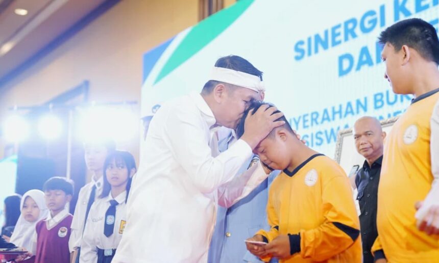 Gubernur Dedi Mulyadi di kegiatan sinergi pengawasan PIP di Hotel Aryaduta Bandung, Rabu, 6 Mei 2026, melibatkan Kemendikdasmen dan Kejaksaan RI. (Foto humas jabar)