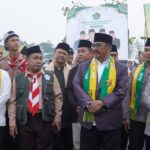 Bupati Asep Japar (dua kanan) didampingi Wabup Andreas (empat kanan) sesaat melepas 62 calon haji Sukabumi. (Prima Meidiandi/Telusurbisnis)