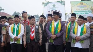 Bupati Asep Japar (dua kanan) didampingi Wabup Andreas (empat kanan) sesaat melepas 62 calon haji Sukabumi. (Prima Meidiandi/Telusurbisnis)