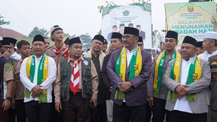 Bupati Asep Japar (dua kanan) didampingi Wabup Andreas (empat kanan) sesaat melepas 62 calon haji Sukabumi. (Prima Meidiandi/Telusurbisnis)