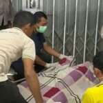 Petugas Polsek Kalibunder mengevakuasi karyawan minimarket yang meninggal karena gantung diri. (Prima Meidiandi/Telusurbisnis)