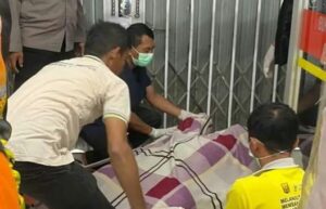 Petugas Polsek Kalibunder mengevakuasi karyawan minimarket yang meninggal karena gantung diri. (Prima Meidiandi/Telusurbisnis)