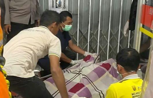 Petugas Polsek Kalibunder mengevakuasi karyawan minimarket yang meninggal karena gantung diri. (Prima Meidiandi/Telusurbisnis)