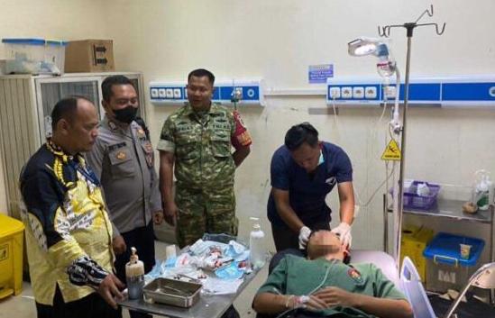 Petugas medis RS Sekarwangi melakukan perawatan terhadap pelajar SMK yang dibacok. (Prima Meidiandi/Telusurbisnis)