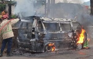 Petugas Damkar berusaha memadamkan api angkot terbakar di Jalan Perintis Kemerdekaan. (Dok Damkar)