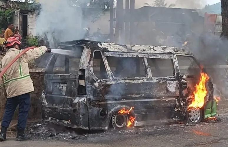 Petugas Damkar berusaha memadamkan api angkot terbakar di Jalan Perintis Kemerdekaan. (Dok Damkar)