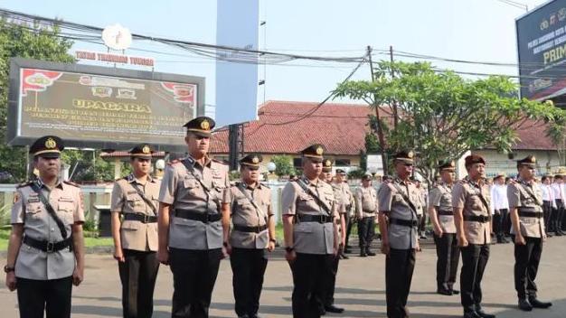 Rotasi Pejabat Polres Sukabumi Kota, Kasat Reskrim dan Kasat Lantas Berganti 1 Prosesi rotasi sejumlah pejabat di jajaran kepolisian Polres Sukabumi Kota. (Ist)