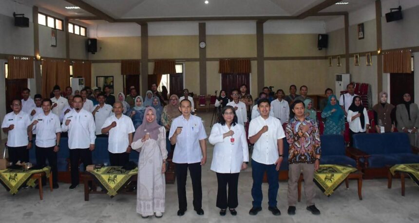 31 Desa Wisata Sukabumi Dikukuhkan, Dorong Ekonomi dan Budaya Lokal 1 Foto bersama usai pengukuhan 31 kampung dan desa wisata di Sukabumi. (ist)