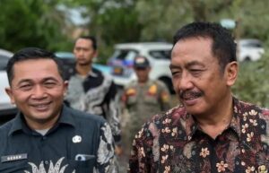 Bupati Sukabumi Asep Japar berencana membangun kembali gedung mangkrak di Cangehgar. (Foto Sukabumiupdate)