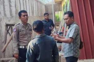 Polisi dilokasi SMKN 1 Pertanian Cibadak melakukan olah TKP (tempat kejadian perkara) buruh bangunan tewas kestroom. (Prima Meidiandi/Telusurbisnis)