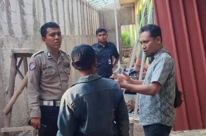 Polisi dilokasi SMKN 1 Pertanian Cibadak melakukan olah TKP (tempat kejadian perkara) buruh bangunan tewas kestroom. (Prima Meidiandi/Telusurbisnis)