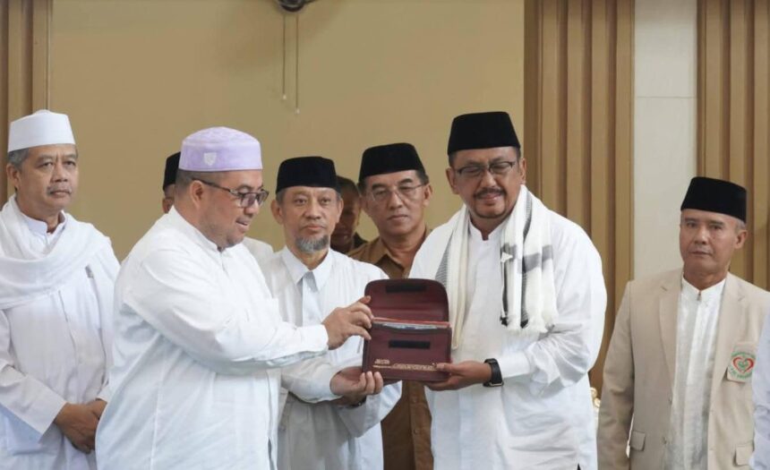 Bupati Asep Japar usai meresmikan Masjid Jami Nurul Huda di Kampung Sinagar. (Prima Meidiandi/Telusurbisnis)