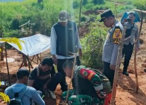 Petugas menemukan lubang berbahaya tambang emas di area Perkebunan HGU Nagawana, Kabupaten Sukabumi. (Dok Tim)