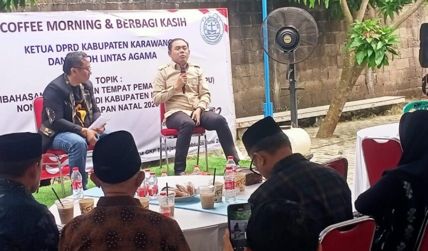 Ketua DPRD Karawang Endang Sodikin (kanan) menyampaikan perbedaan Tempat Pemakaman Bukan Umum (TPBU) dan Tempat Pemakaman Umum (TPU). (Ist)